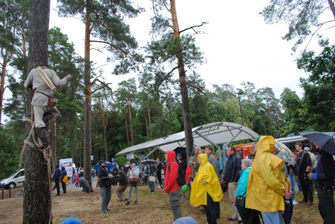 Pokaz posługiwania się leziwem przeprowadzony przez Bractwo Bartne. Fot. Kamil Sobolewski