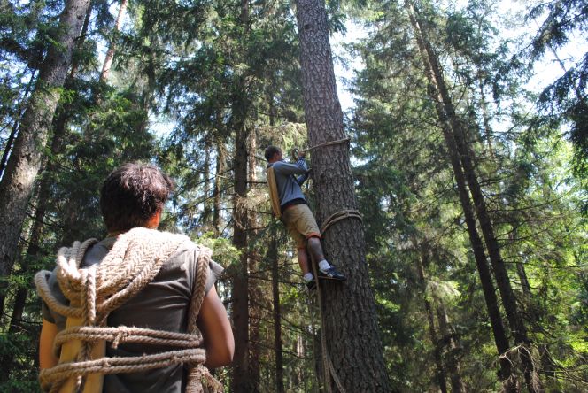 Ariel z grupy Bartnictwo Borów Stobrawskich uczy się posługiwać leziwem pod okiem Piotra z fundacji Bractwo Bartne.