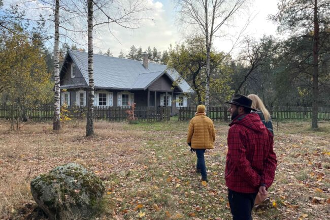 Dom naszych gospodarzy. Ukończony 2 lata temu ale postawiony w lokalnym stylu architektonicznym - jak cała miejscowość. Fot. Bractwo Bartne