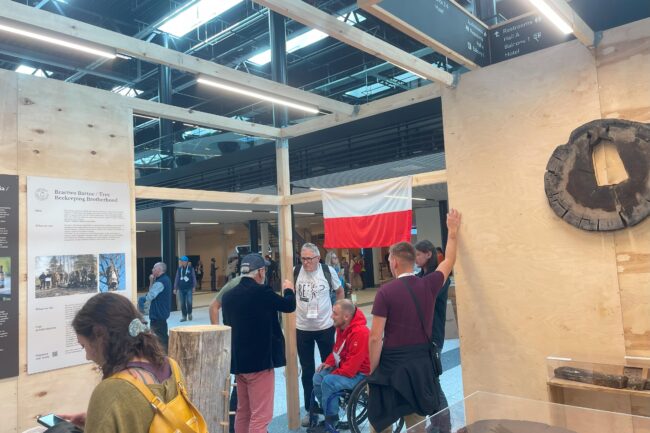 Nasz pawilon był punktem orientacyjnym dla wielu grup szczególnie z Polski. Fot. Bractwo Bartne